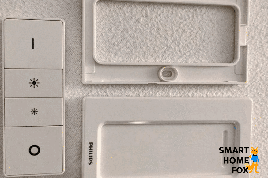 Man sieht den Dimmschalter auf einem Tisch liegen.